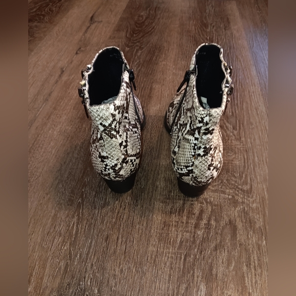 G By Guess Snake Skin Print Ankle Boot Size 6.5 - Picture 3 of 7